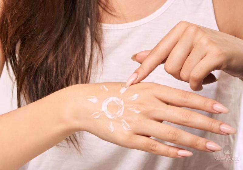 nên dùng kem trị mụn trước hay sau kem chống nắng