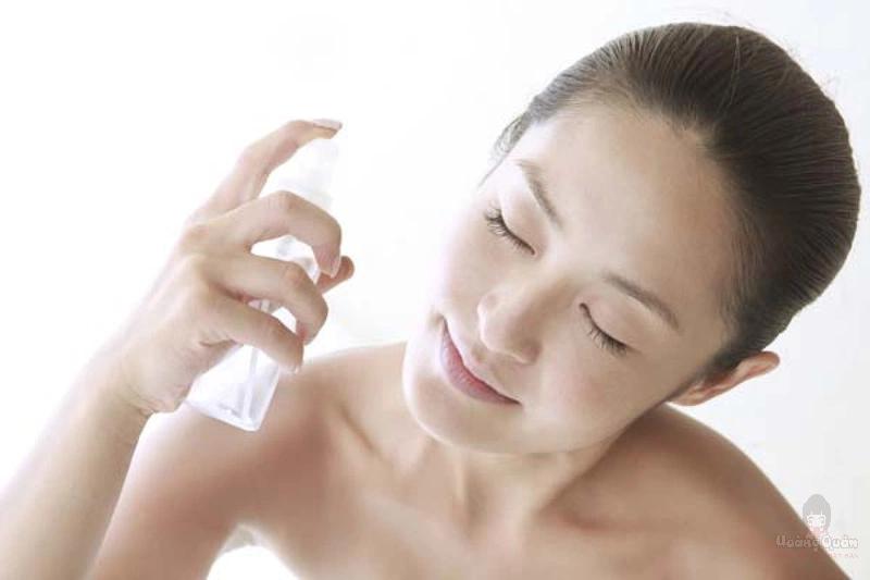 bôi kem chống nắng rồi xịt khoáng được không