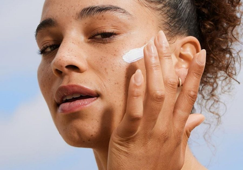 cách bôi kem chống nắng cho da mụn đúng cách