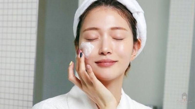 mới nặn mụn xong có nên bôi kem chống nắng được không