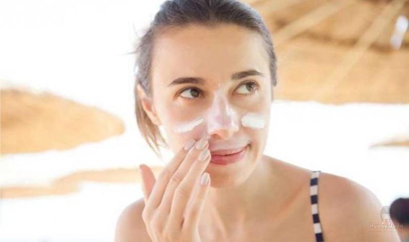 sau khi nặn mụn xong có nên bôi kem chống nắng không
