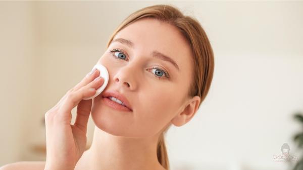 dùng kem chống nắng có cần tẩy trang không