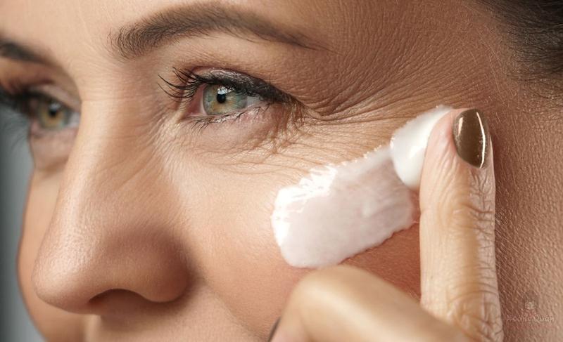 bôi kem chống nắng bị cay mắt