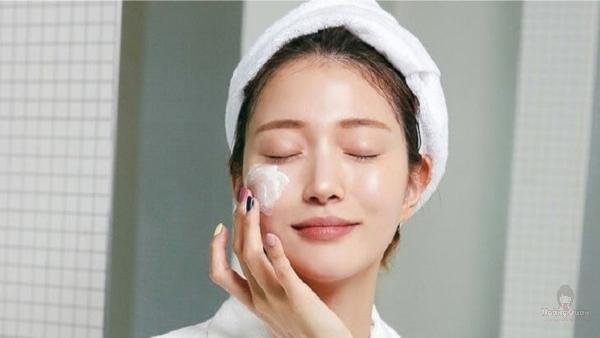 tẩy trang hay rửa mặt trước