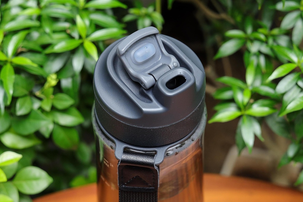 Bình Tritan Có Lõi Lọc Trà Gắn Nam Châm Kaiyo 700ml Màu Đen