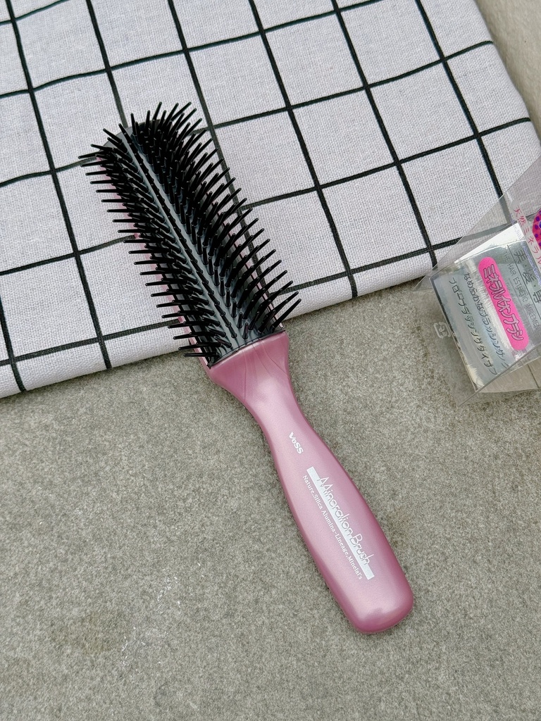 Lược Chải Chứa Ion Khoáng Dưỡng Tóc Suôn Mượt Mineralion Vess (Size Vừa)